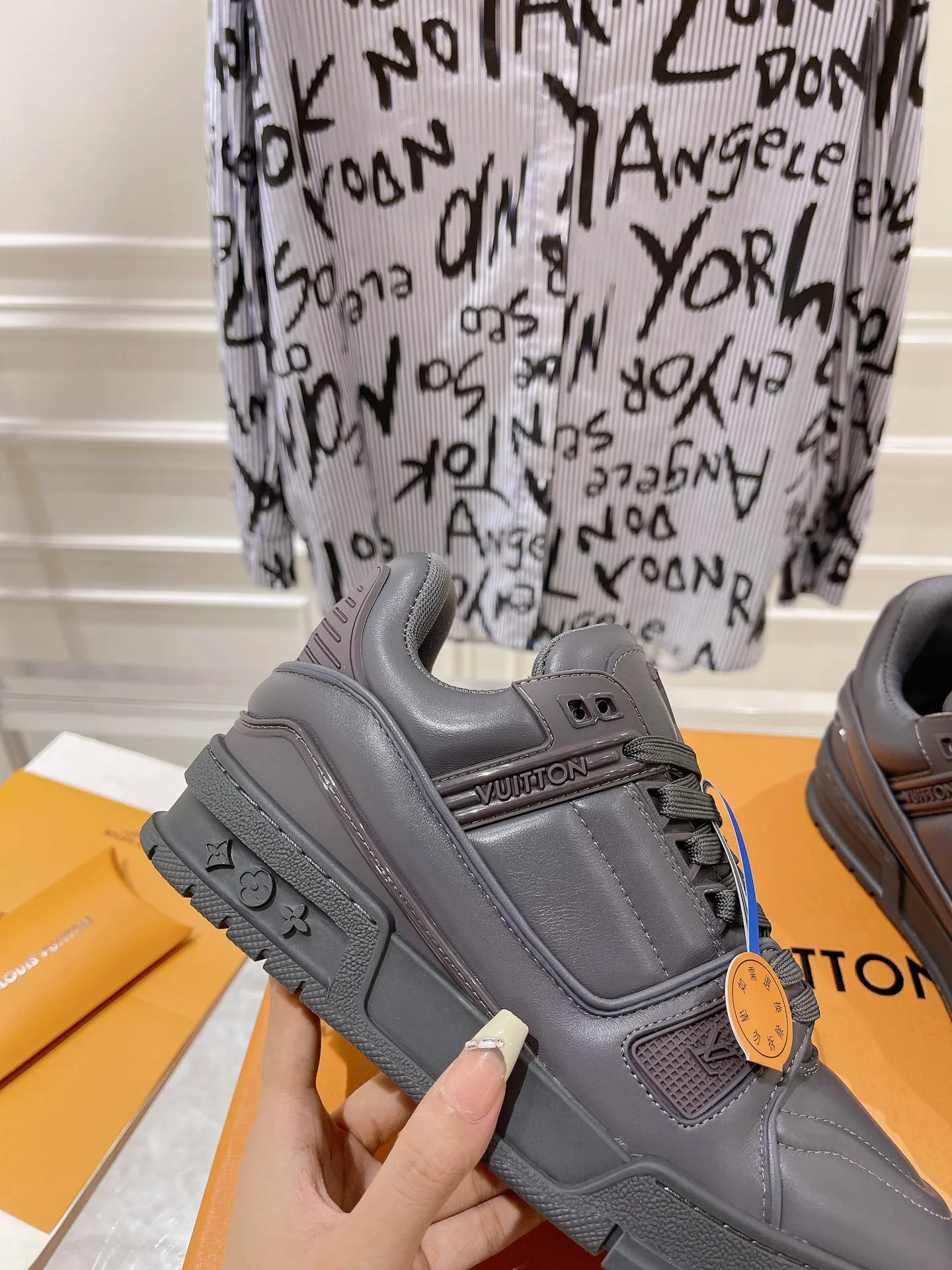 👟👟Ex-factory price 840👟👟 Top version #couple style 2024 hot LV 𝘁𝗿𝗮𝗶𝗻𝗲𝗿 series of the latest couple style sneakers, the quality has been upgraded again, the details are awesome, it just doesn’t look too good! The model was sold out immediately within ten minutes of the official website going on sale. TPU outsole, mold fee is 2w+. The texture is comparable to the original version. The feet are made of polymeter micro-material and breathable British mesh. The details are the same as the original version. Please pay attention to distinguish the currency materials on the market. Size: Female 35-39, Male 39-45M